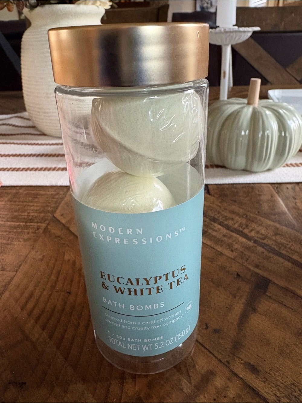 Expressions Eucalyptus & White Tea Bath Bombs - Light Cream with Gold Lid